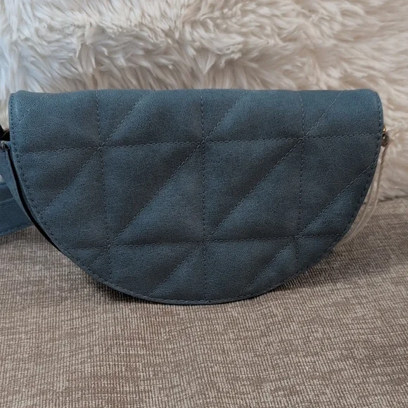 Jessica Simpson Teal Crossbody Bag with Gold Chain Brand New - Picture 3 of 4